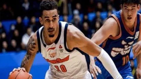 莱比锡考虑放西蒙斯加盟英超：法尔克回应7000万欧元报价