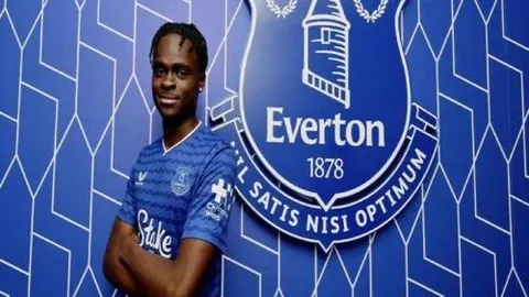 阿爾維斯未婚妻受關注：將迎娶球星，個人資產逾4730萬鎊